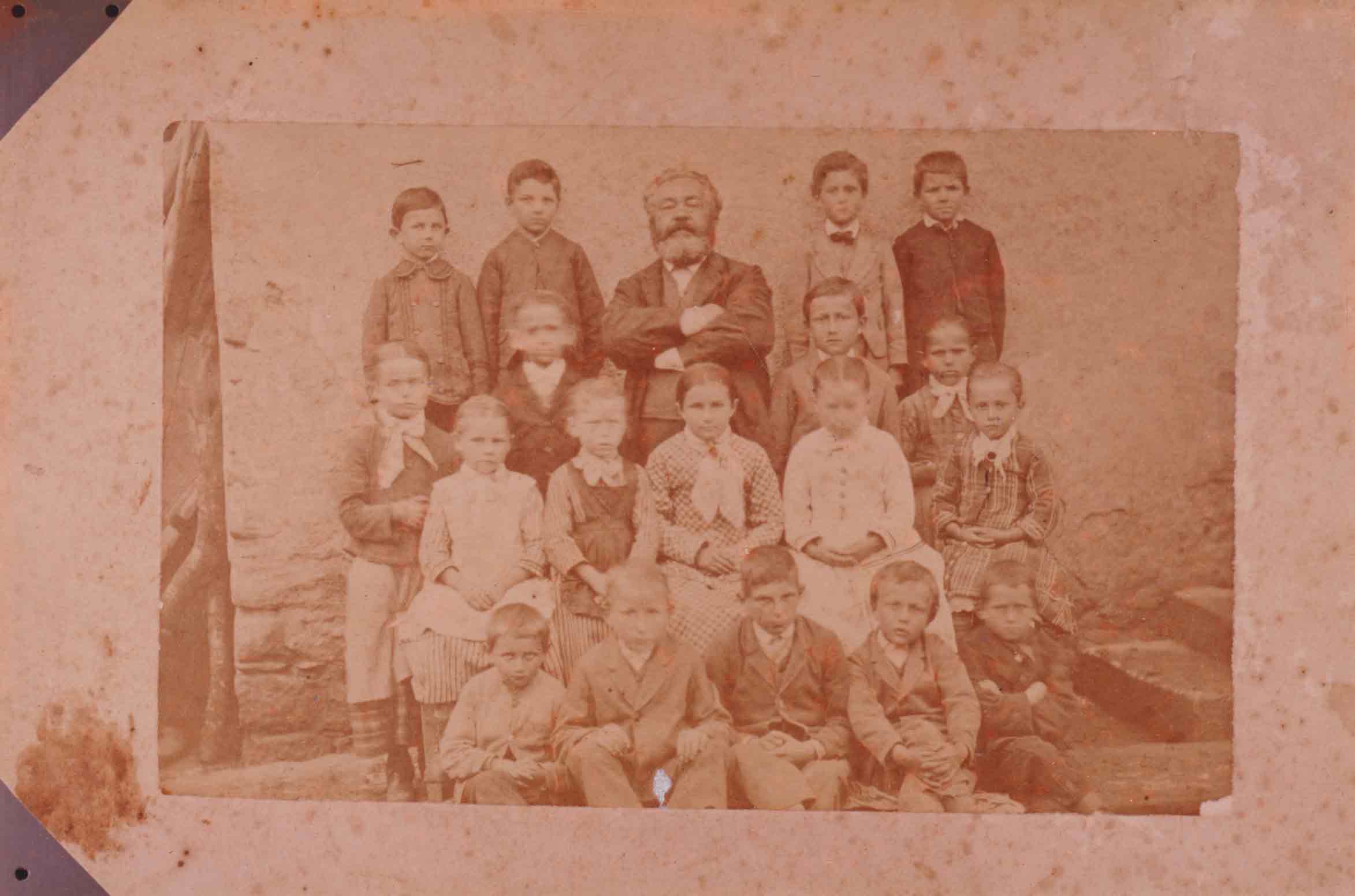 Alte Schule mit Lehrer Benz - Jahrgang 1890